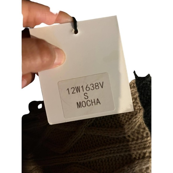 Two Very J Short Sleeve V Neck Cable Knit Sweater Dress - Picture 9 of 15